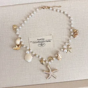 Elegante collana di perle con ciondoli a conchiglia e stella marina per la spiaggia