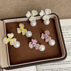 Pendientes de Botón de Perla Artificial de Flor de Tres Pétalos Estilo Bosque para Mujer Con Strass y Poste de Plata Joyería