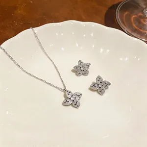 Parure de bijoux fleur en zircon brillant avec collier et boucles d'oreilles sur assiette