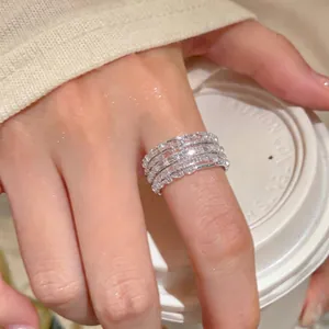 Detailansicht eines minimalistischen mehrlagigen silbernen Perlenrings an der Hand