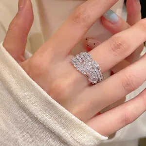 Nahaufnahme eines mehrlagigen Perlenrings am Finger mit filigraner Handwerkskunst