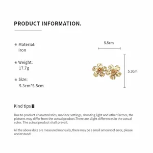 Detailed size and weight specifications for these gold vintage flower stud earrings.