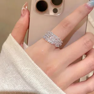 Nahaufnahme eines funkelnden mehrlagigen Perlenrings, der an einem Finger getragen wird.