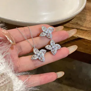 Vue macro détaillée d'un ensemble de bijoux fleurs en argent avec micro-zircons