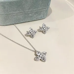 Élégante parure de bijoux en fleurs de zircon brillant avec collier et boucles d'oreilles