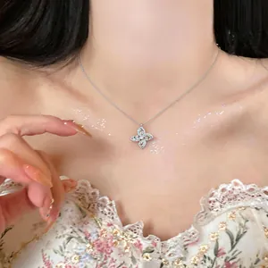 Vue détaillée d'un délicat collier fleur en argent avec des zircons cubiques scintillants