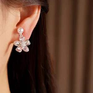 Eleganti orecchini a clip a fiore in argento con perle e cristalli rosa