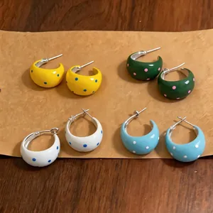 Pendientes de aro en C de esmalte con lunares coloridos y agujas de plata para mujer
