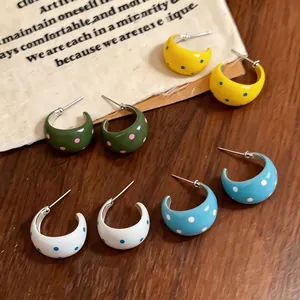 Pendientes de aro en C de esmalte con lunares y agujas de plata en variados colores