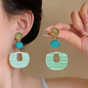 Elegante geometrische Vintage-Ohrhänger aus Acetat mit mintgrünen Streifen und Perlen