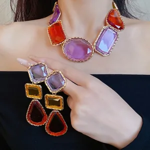 Parure collier et boucles d'oreilles vintage en résine style palais avec gemmes colorées