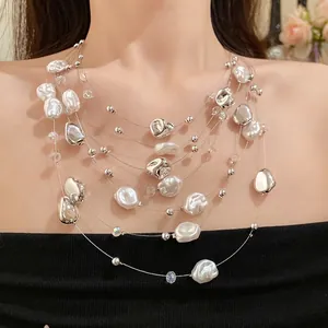 Elegante mehrlagige Halskette mit unregelmäßigen weißen Perlen und Silberperlen.