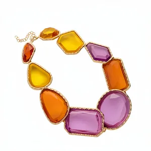 Collier vintage en résine avec pierres géométriques colorées et chaîne dorée