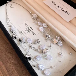 Elegante mehrsträngige Halskette mit unregelmäßigen Perlen und Silberperlen in Geschenkbox