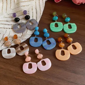 Nahaufnahme von geometrischen Vintage-Ohrringen aus Acetat in verschiedenen Pastellfarben