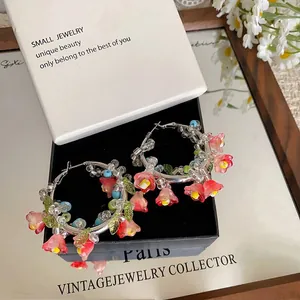 Orecchini a cerchio con fiori in resina rossa e ciondoli a foglia verde perle