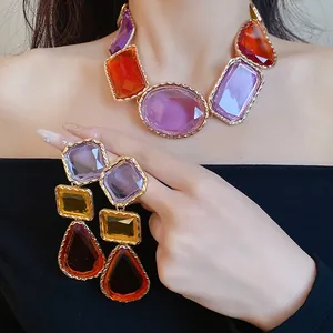 Vue détaillée d'un collier en résine de style vintage et d'un ensemble de boucles d'oreilles