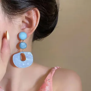 Nahaufnahme von hellblauen Vintage-Ohrringen aus Acetat im geometrischen Design