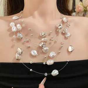 Nahaufnahme einer eleganten unregelmäßigen mehrlagigen Perlenkette am Hals des Models