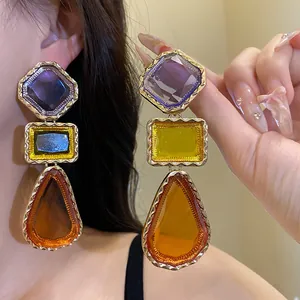 Vue détaillée de boucles d'oreilles pendantes en résine de style palais vintage