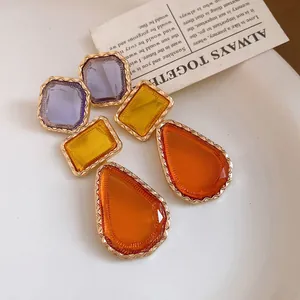 Gros plan de boucles d'oreilles vintage en résine de style palais avec formes géométriques