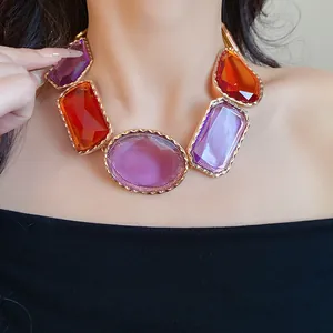 Vue détaillée d'un collier de style cour vintage avec de grosses pierres en résine