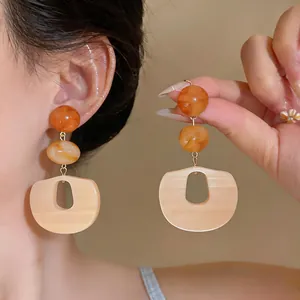 Detailansicht geometrischer Vintage-Acetat-Ohrringe mit einer einzigartigen Marmortextur