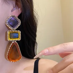 Gros plan de boucles d'oreilles pendantes en résine vintage multicolore