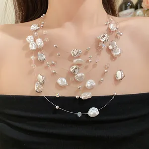 Nahaufnahme einer eleganten mehrlagigen Kette mit unregelmäßigen Perlen und Silberperlen