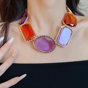 Détail d'un collier en résine de style vintage avec de grosses pierres facettées colorées