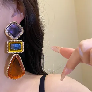 Gros plan détaillé de boucles d'oreilles pendantes en résine de style palais vintage