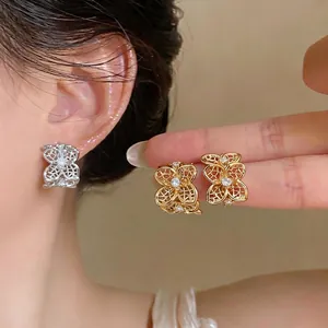 Boucles d'Oreilles Clous Fleur Ajourée Rétro Français Avec Tige en Argent Sterling 925 Zirconia Forme C Or Argent Boucles d'Oreilles pour Femme Bijoux de Niche