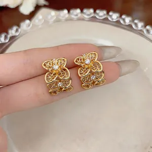 Élégantes boucles d'oreilles vintage fleurs évidées avec cristaux étincelants finition dorée