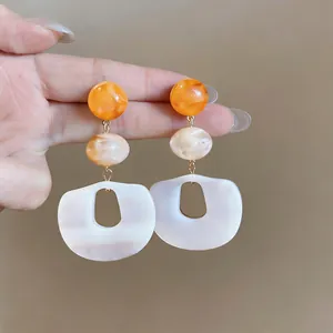 Detaillierte Ansicht der Retro-Ohrringe aus Acetat mit geometrischer Marmor-Optik
