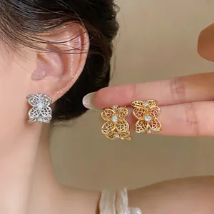 Vue détaillée de boucles d'oreilles fleurs rétro françaises ornées de zircons brillants.