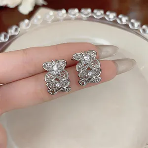 Boucles d'oreilles vintage en forme de C avec motif papillon évidé et cristaux