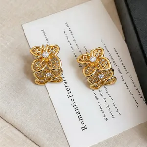 Boucles d'oreilles fleurs ajourées dorées élégantes avec des accents de zircone