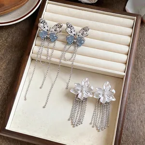 Elegante silberne Ohrringe im französischen Stil mit Blumen und langen Quasten