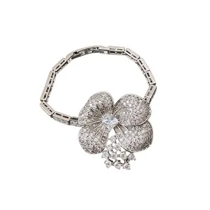 Elegant silver flower necklace with sparkling cubic zirconia in vintage court style