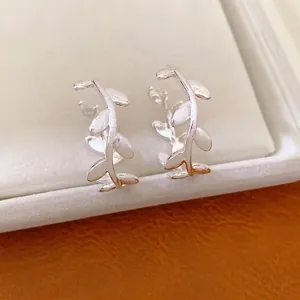 Elegante C-förmige Zweig-Ohrringe mit mattierter gebürsteter Silberoberfläche für Damen.