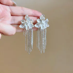 Elegante silberne Blumen-Ohrstecker mit langen Kettenquasten im französischen Stil