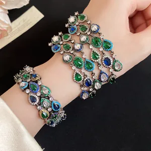Gedetailleerde weergave van elegante edelsteenarmbanden om de pols, zwarte achtergrond