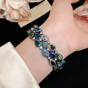 Macro-opname van een meerrijige armband met kleurrijke peervormige zirkonia-stenen