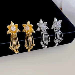 Vista dettagliata degli orecchini a nappa con fiori di zirconi placcati oro e argento