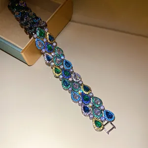 Luxe brede schakelarmband met kleurrijke druppelvormige zirkonia's en sprankeling