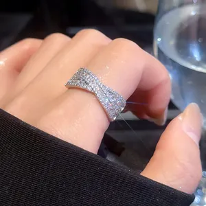 Bague ouverte élégante en argent en forme de X croisé avec pierres scintillantes pour femme