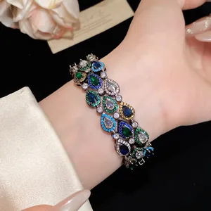 Detailopname van een luxe meerkleurige zirkoon armband met traanvormige stenen
