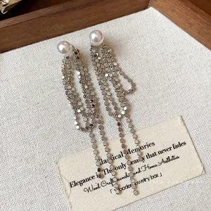Eleganti orecchini ad ago in argento con perle e lunghe nappe metalliche geometriche