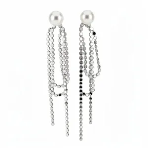 Orecchini a nappa color argento con perle e accenti geometrici scintillanti su bianco.