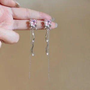 Élégantes boucles d'oreilles cœur rose avec nœud argenté et longues pampilles en chaîne